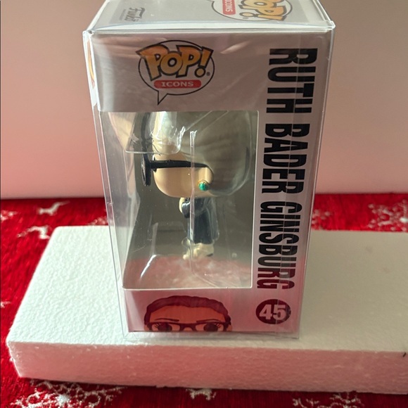 Funko Pop American History Ruth Bader Ginsburg - Picture 4 of 4